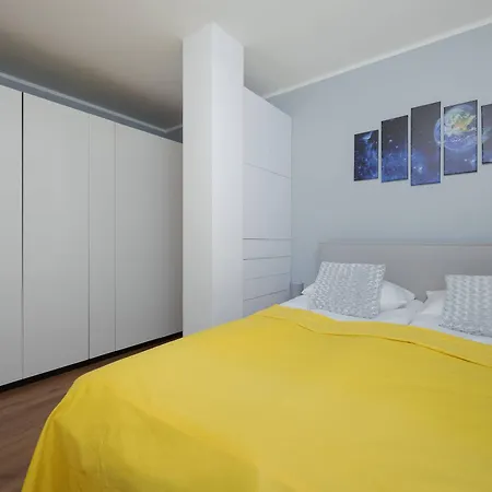 Unique With Air Conditioning And Underground Parking By Renters