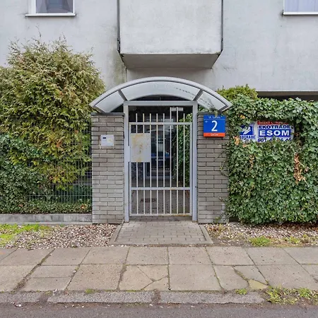 Unique With Air Conditioning And Underground Parking By Renters