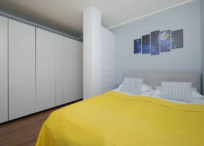 Unique With Air Conditioning And Underground Parking By Renters